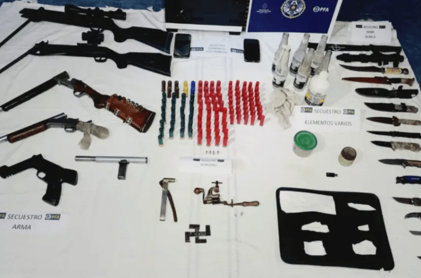 En medio de una investigación encontraron objetos con simbología nazi y armas de fuego en manos de un&nbsp;rionegrino